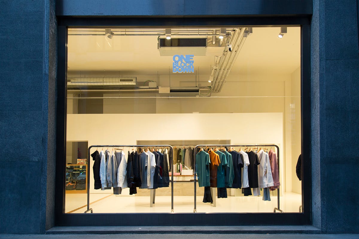sneaker winkel in de buurt